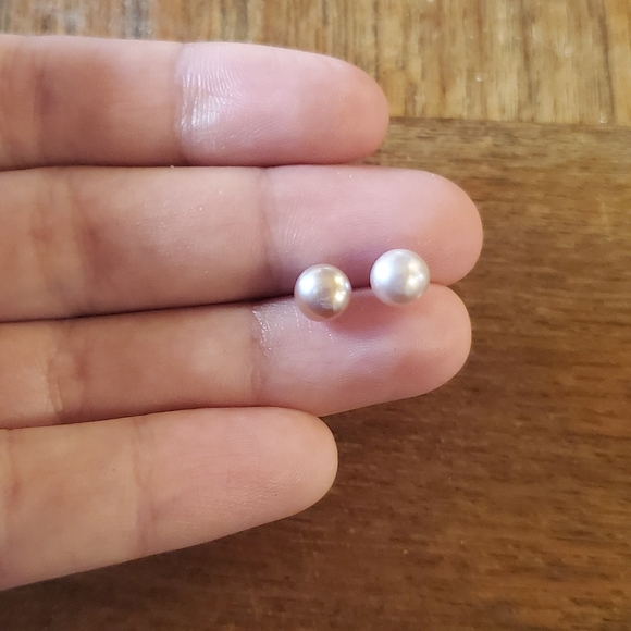 NWOT Tiny 6mm Silver Purple Freshwater Pearl Studs - Picture 6 of 7